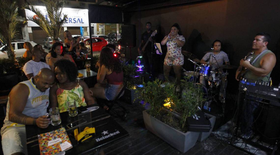 Rio de Janeiro 03/10/2020 - Rio autoriza retorno de mÃºsica ao vivo em espaÃ§os de lazer em nova fase de reabertura. Na foto acima a Banda Mistura. Foto: Luciano Belford/Agencia O DIa