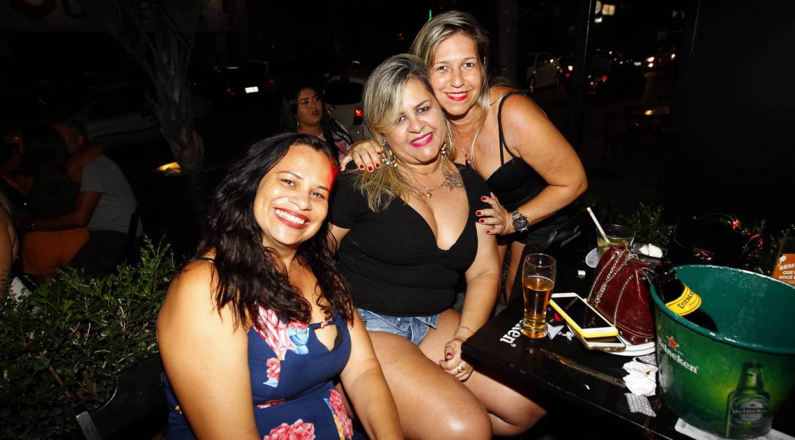 Rio de Janeiro 03/10/2020 - Rio autoriza retorno de música ao vivo em espaços de lazer em nova fase de reabertura. Na foto acima ao centro Paola e suas amigas. Foto: Luciano Belford/Agencia O DIa