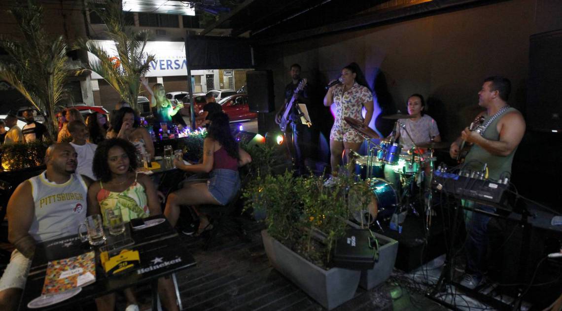 Rio de Janeiro 03/10/2020 - Rio autoriza retorno de mÃºsica ao vivo em espaÃ§os de lazer em nova fase de reabertura. Na foto acima a Banda Mistura. Foto: Luciano Belford/Agencia O DIa