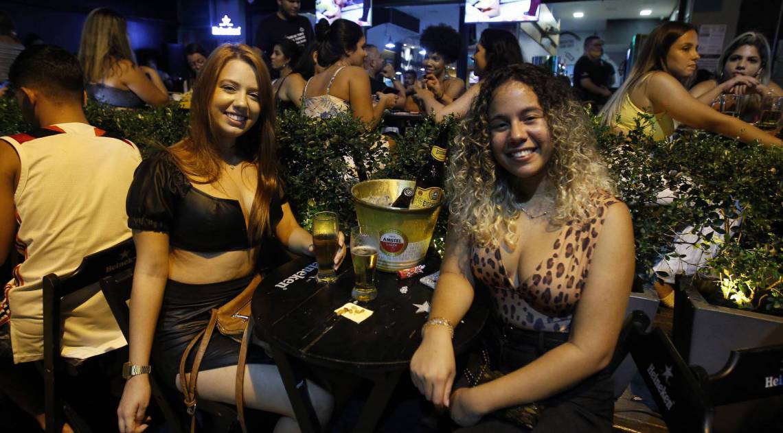 Rio de Janeiro 03/10/2020 - Rio autoriza retorno de música ao vivo em espaços de lazer em nova fase de reabertura. Na foto acima as amigas Jennifer Bravo e Mariana Meireles. Foto: Luciano Belford/Agencia O DIa