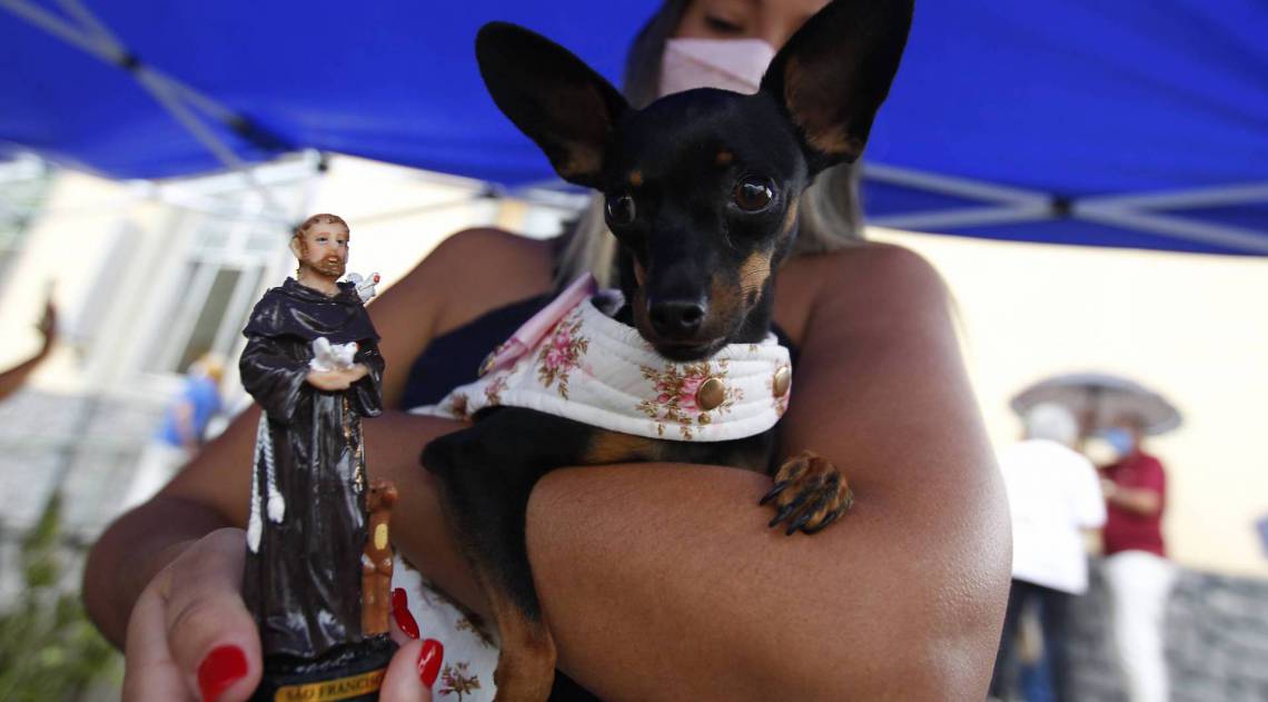 Rio de Janeiro 04/10/2020 - Igreja de São Francisco de Assis protetor dos animais Na foto acima Erika Flor e a pequena Juliete. Foto: Luciano Belford/Agencia O Dia