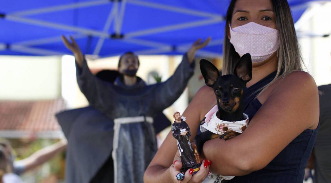 Rio de Janeiro 04/10/2020 - Igreja de São Francisco de Assis protetor dos animais Na foto acima Erika Flor e a pequena Juliete. Foto: Luciano Belford/Agencia O Dia
