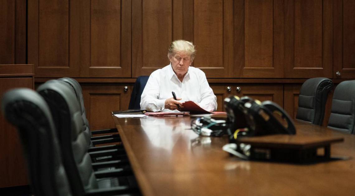 Casa Branca divulga fotos de Donald Trump no hospital
4 de outubro de 2020, às 14h1316