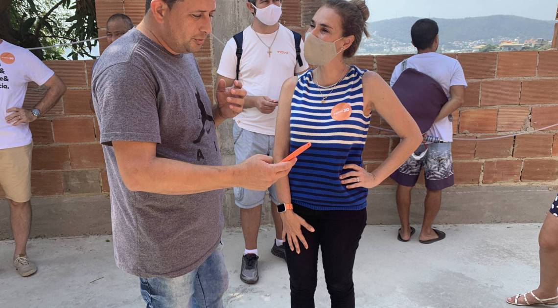 Juliana em conversa com moradores - Imagem Assessoria