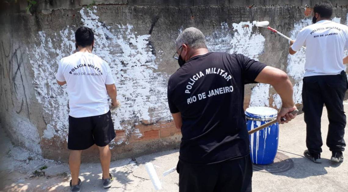 PM pinta pichações que fazem apologia ao tráfico e às facções criminosas - Divulgação