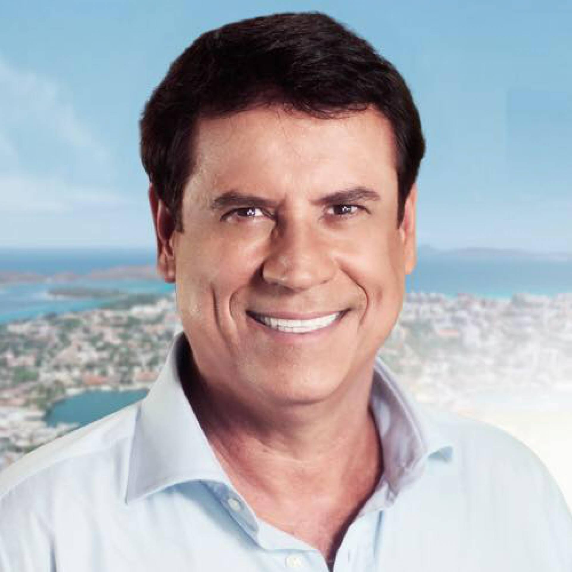 'Cabo Frio tem de um lado a alian&ccedil;a do mal, do outro a alian&ccedil;a do poder econ&ocirc;mico e n&oacute;s com a alian&ccedil;a do povo', afirma o candidato Marquinho Mendes 