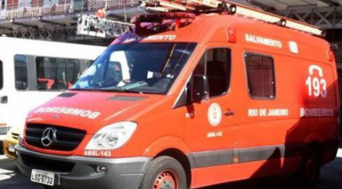 Bombeiros fazem os primeiros socorros no local do acidente - Foto: Lucas Nunes