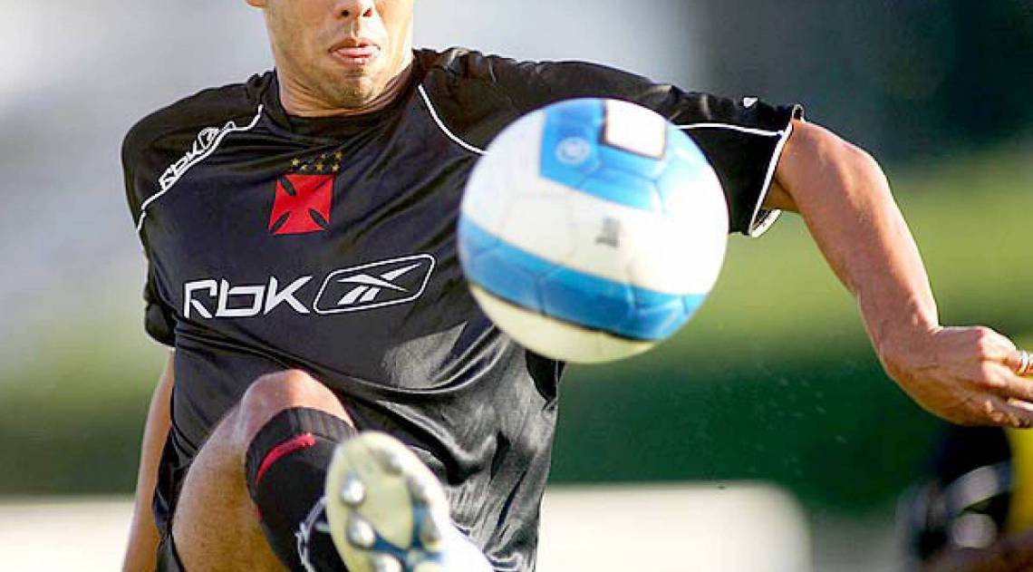 Natural de Macaé, Coutinho foi revelado pelo Vasco e estreou no profissional em 2003.  - Divulgação