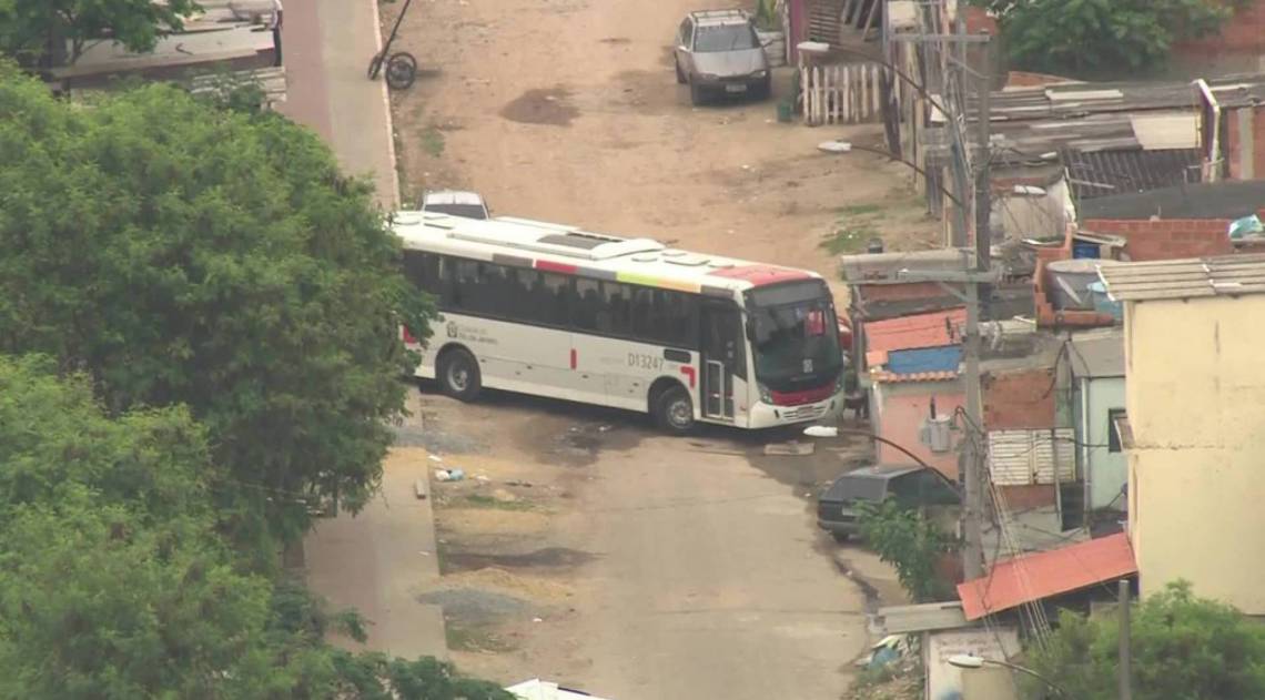 &Ocirc;nibus &eacute; usado como barricada na Vila Alian&ccedil;a  - Reprodução TV Globo 