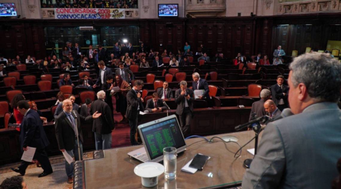 Candidatos aprovados no certame de 2003 da Seap ocuparam galerias da Alerj na última terça-feira - Thiago Lontra/Alerj