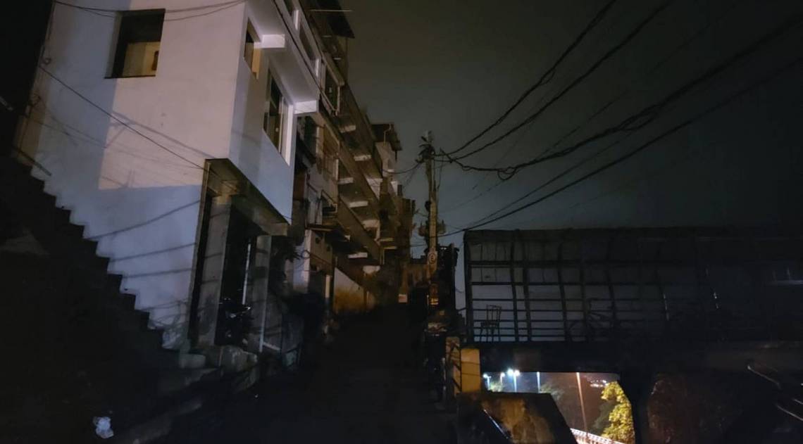 Moradores dizem que comunidade est&aacute; sem luz desde a tarde de s&aacute;bado - ZAP ZAP DO MEIA HORA