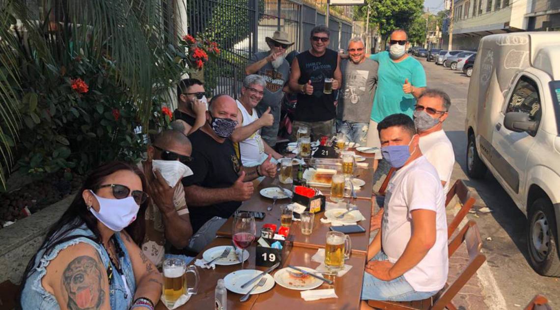 Após alta médica, amigos se reúnem para celebrar momento pós-coronavírus - Divulgação