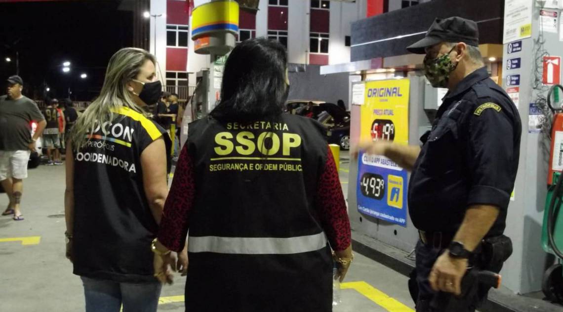 Equipes da fiscalização trabalhando na noite da última sexta-feira - Divulgação