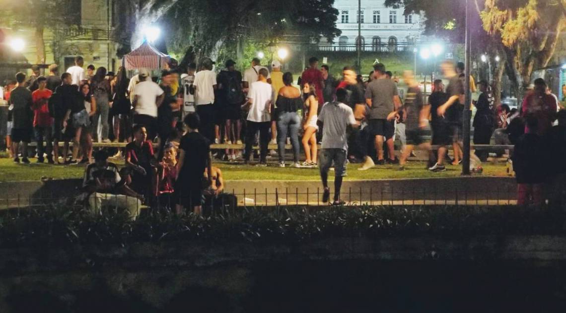 Grupo de jovens se juntaram em vários pontos e foram orientados pela fiscalização
