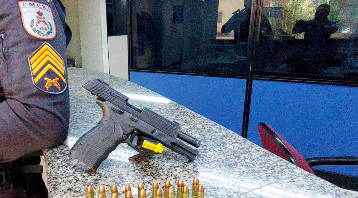 PM apreende pistola no Açude, em Volta Redonda  - Divulgação/ PM