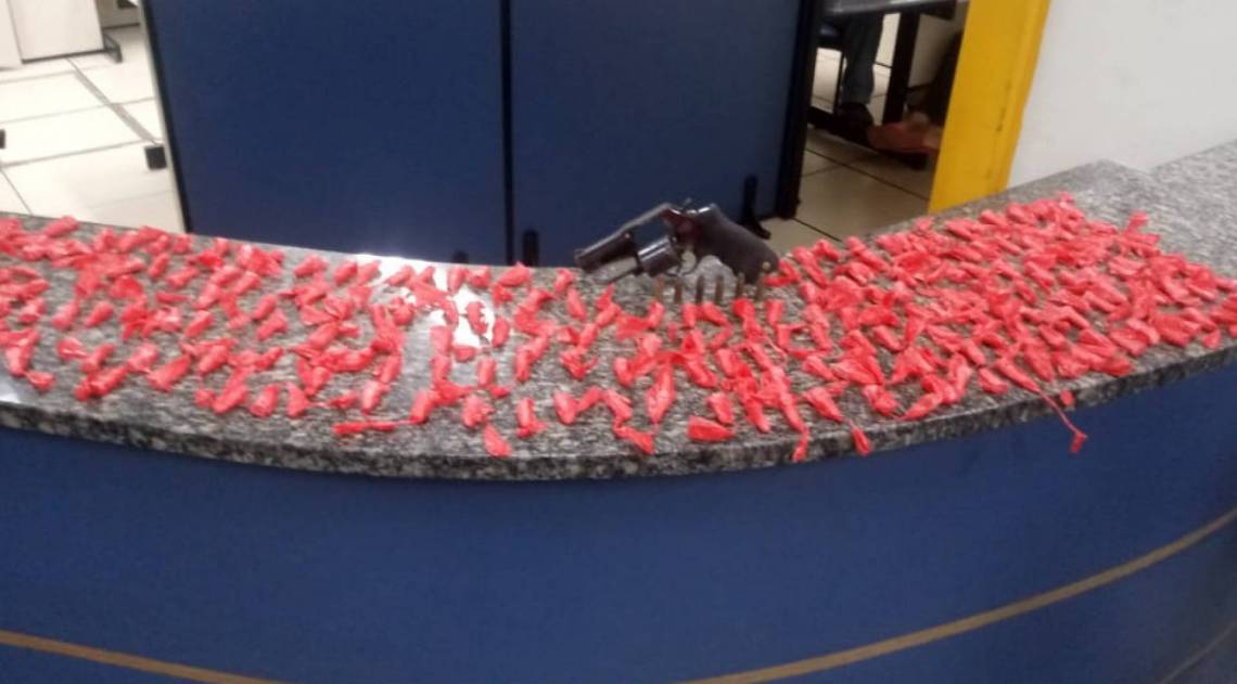 Arma e drogas apreendidas em ação da PM em São Lourenço - Divulgação/ PM