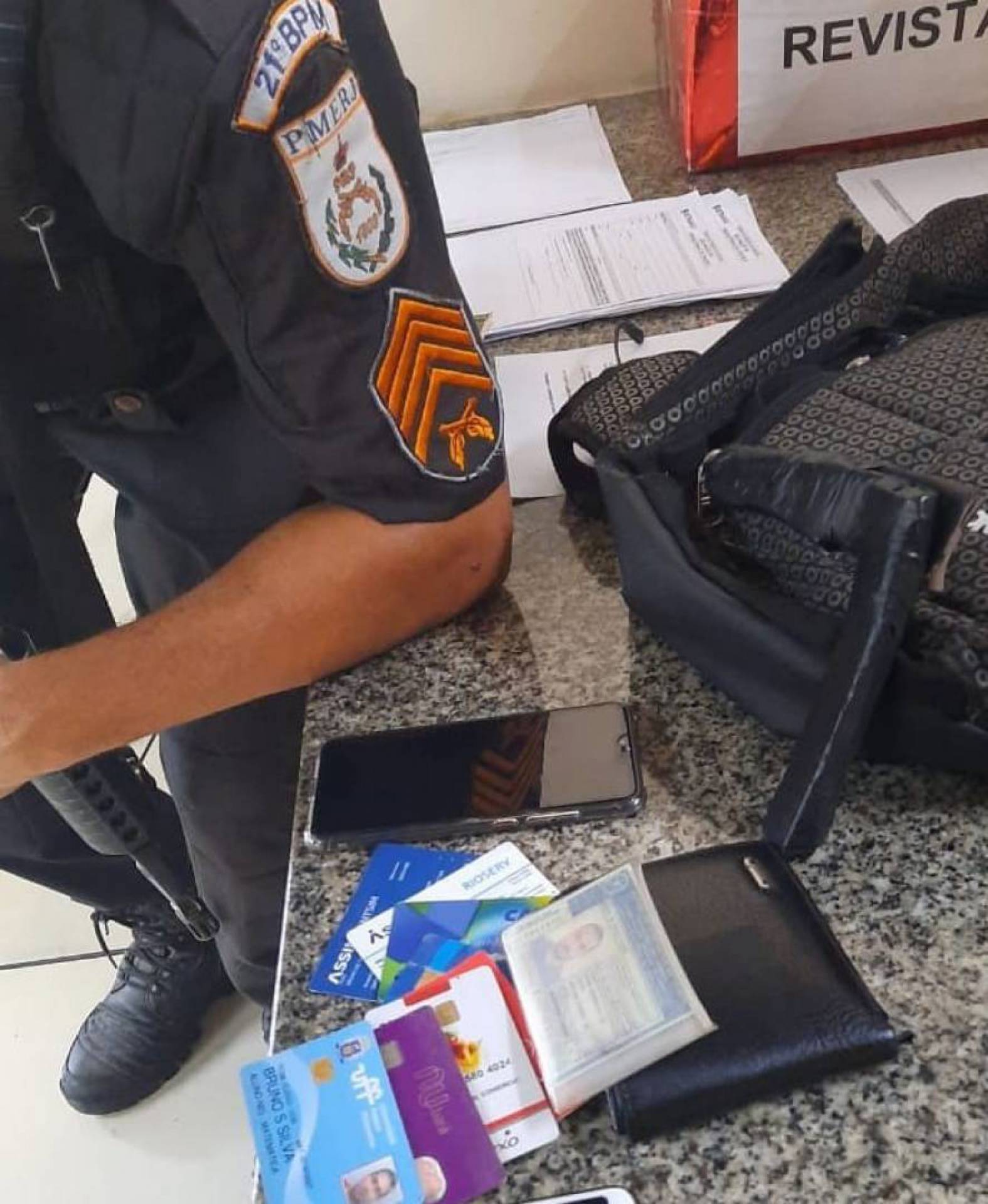 Polícia Militar capturou o indivíduo com os pertences da vítima e um simulacro de arma de fogo - Divulgação/ 21º BPM