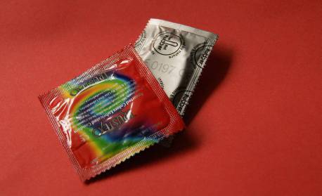 Prefeitura lança campanha 'Deu match? Use camisinha' no Carnaval 