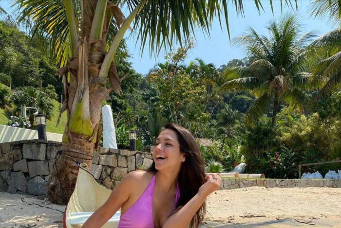 ThaÃ­s Fersoza volta a postar fotos com maiÃŽ que causou polÃªmica - ReproduÃ§Ã£o Internet