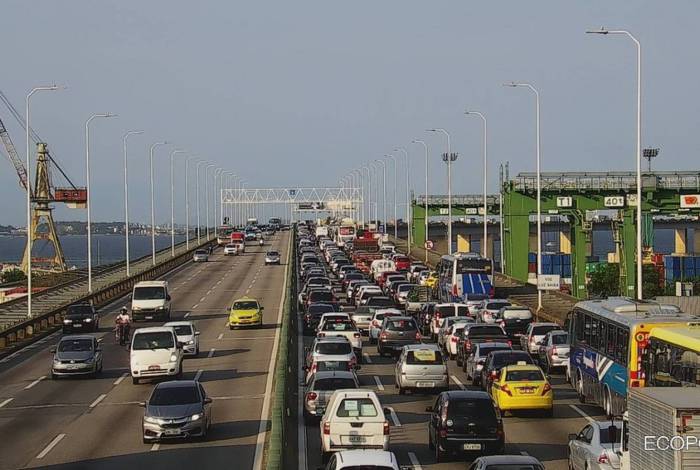 Acidente envolvendo caminh&atilde;o e nove carros gera congestionamento na ponte Rio-Niter&oacute;i