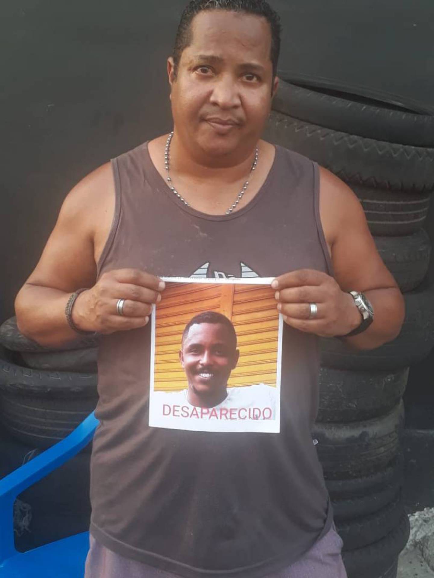 Metalúrgico Ronaldo Drummond percorre ruas e praças em busca do filho 