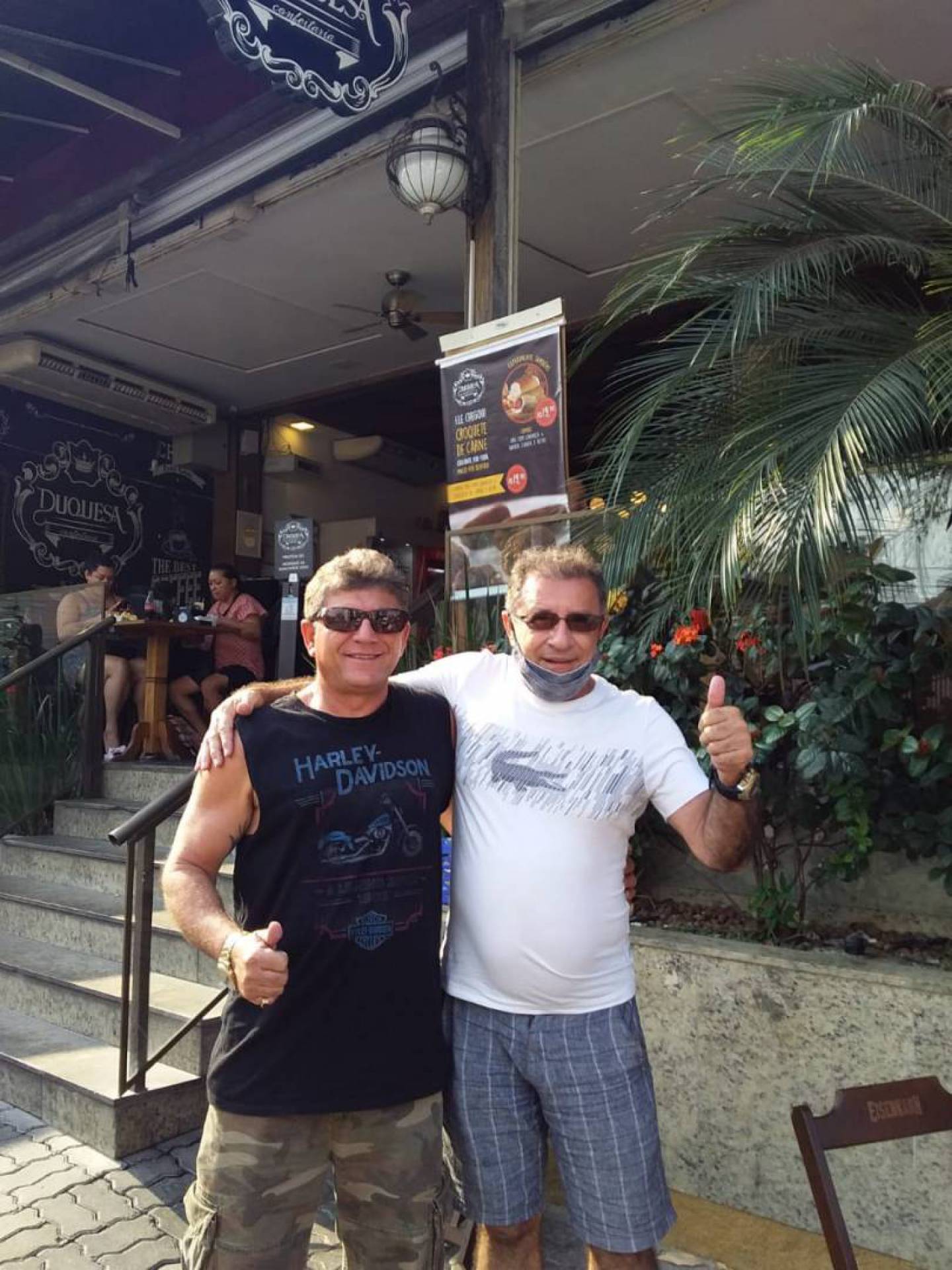 Após alta médica, amigos se reúnem para celebrar momento pós-coronavírus