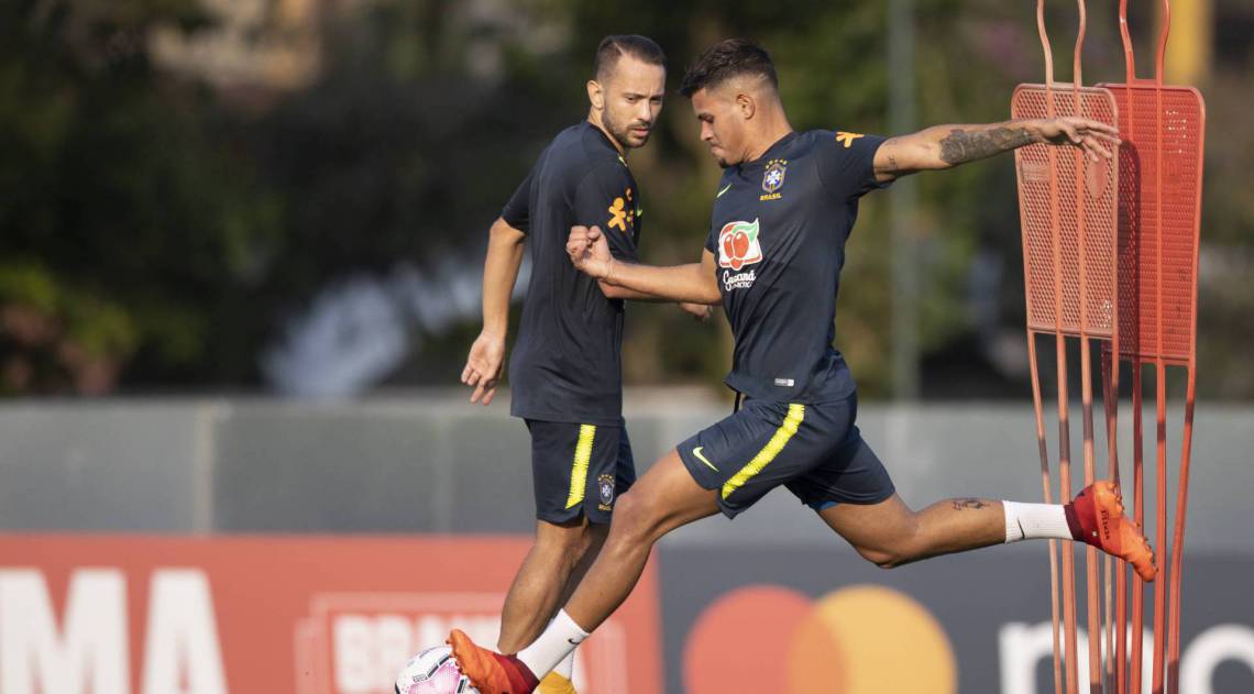 Bruno Guimarães e Everton Ribeiro durante treino da Seleção na Granja Comary: volante pode ser novidade