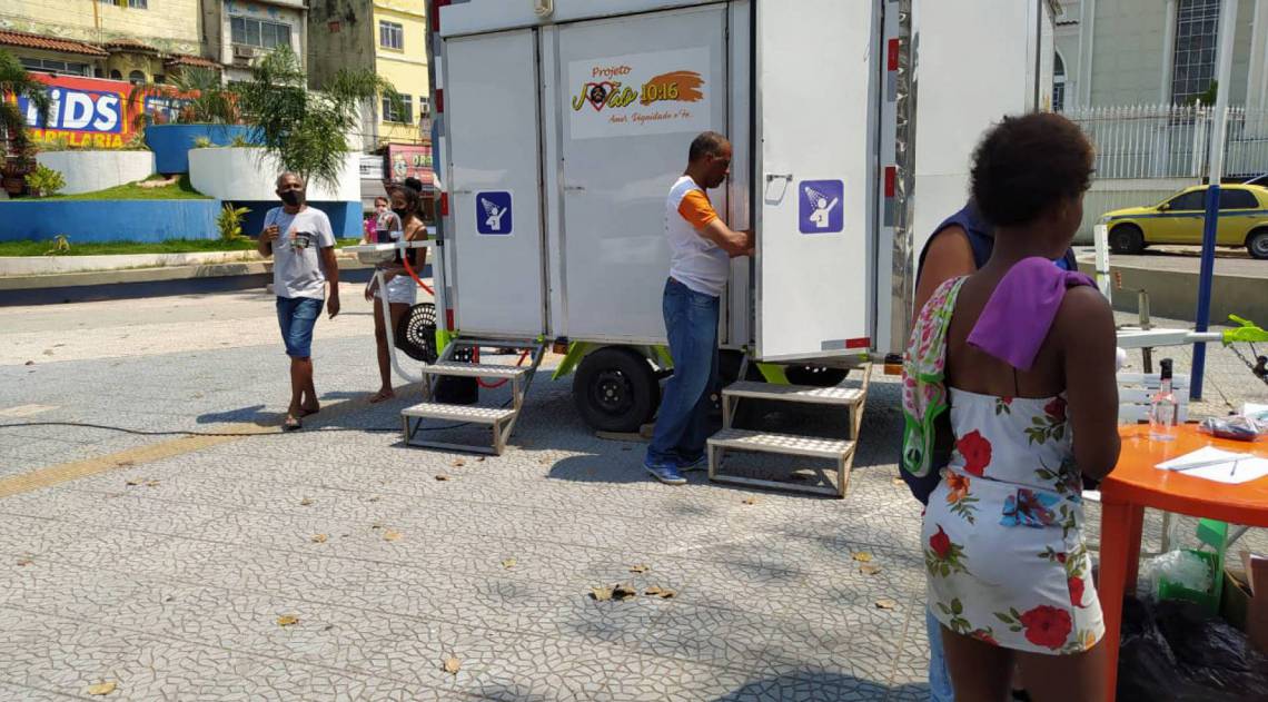 06/10/20 - Ação de cadastramento e higienização de pessoas em situação de rua no entorno da Praça da Matriz, no Centro de São João de Meriti.