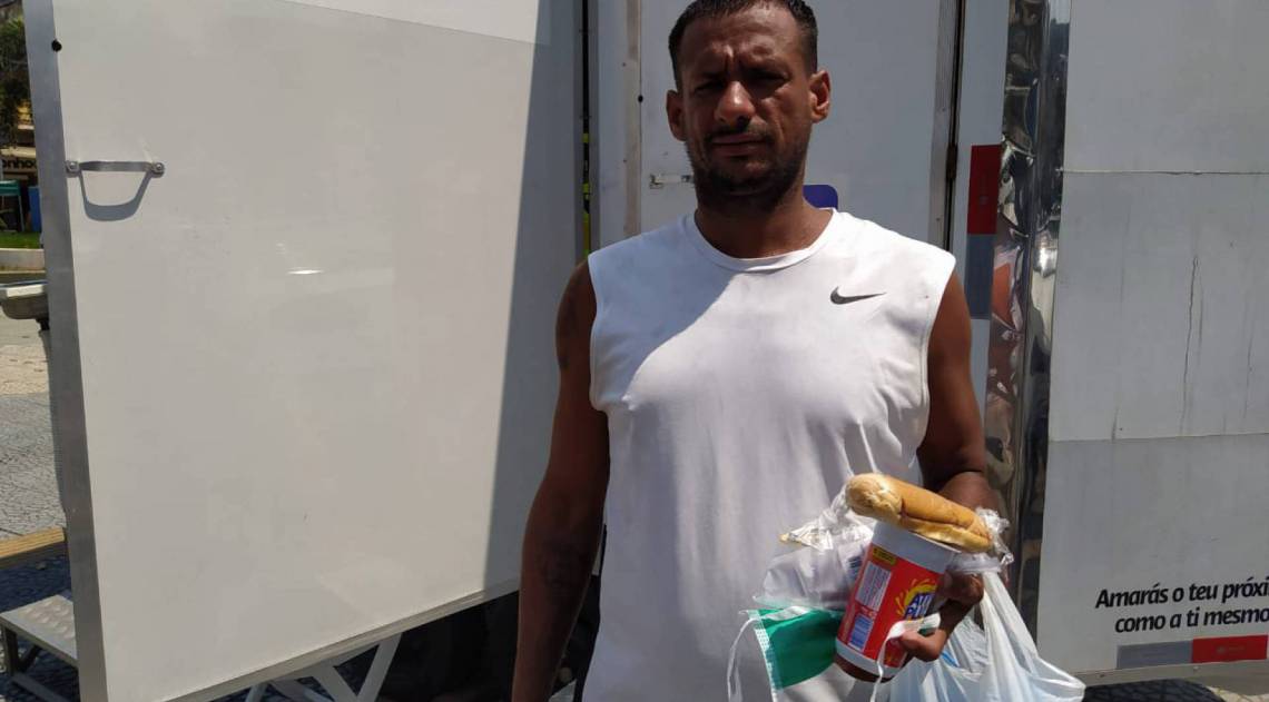 06/10/20 - Ação de cadastramento e higienização de pessoas em situação de rua no entorno da Praça da Matriz, no Centro de São João de Meriti.