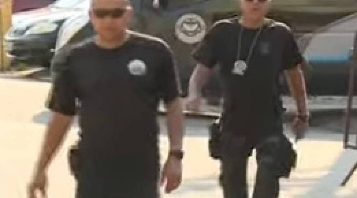 Agente penitenciário agride cinegrafista em frente ao Presídio Ary Franco, em Água Santa, Zona Norte do Rio