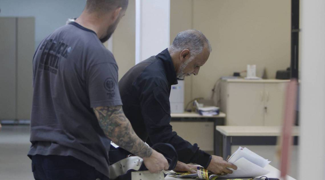 Rio de Janeiro - RJ  - 06/10/2020 - Policia - Operaçao mira quadrilha que pratica extorsao de comerciantes de Madureira, zona norte do Rio. Bando e formado por milicianos, traficantes, guardas municipais, PM e funcionarios publicos da Prefeitura do Rio - Foto Reginaldo Pimenta / Agencia O Dia