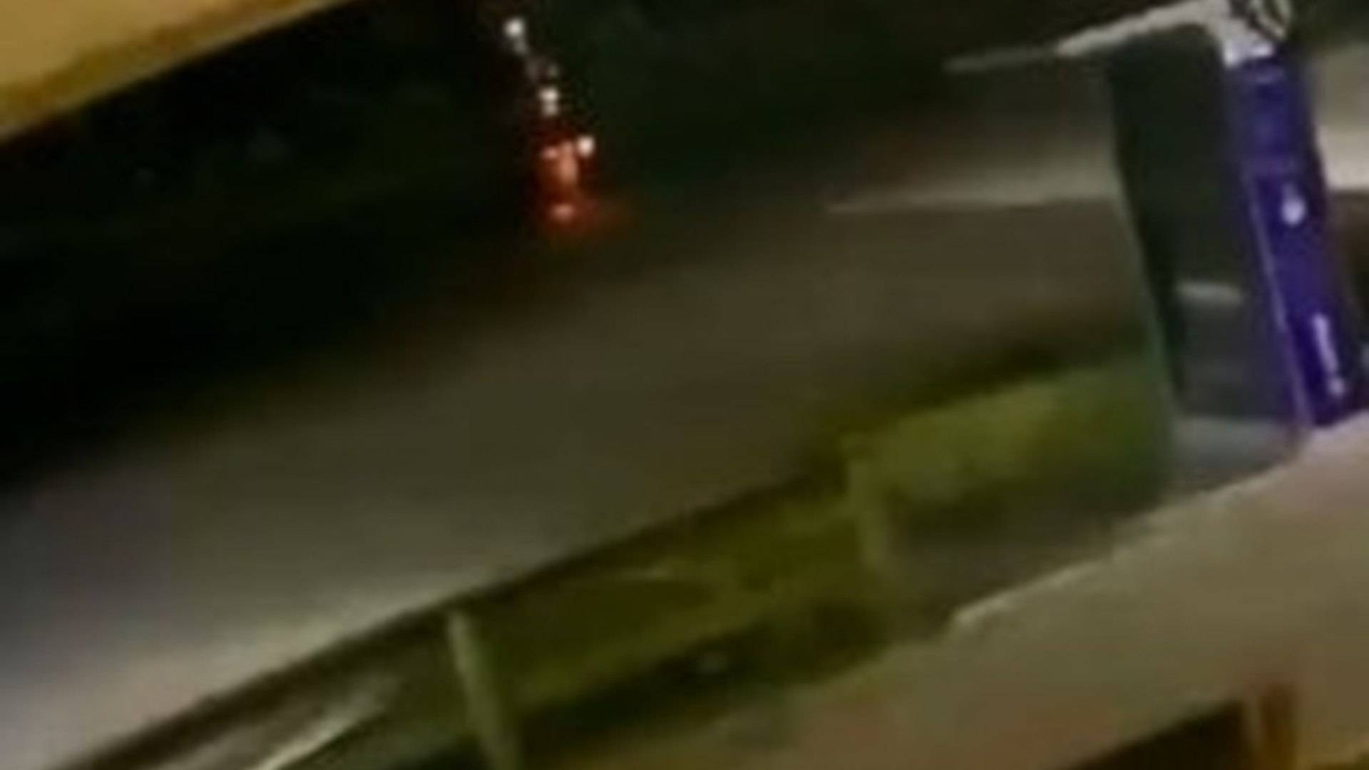 V&iacute;deo registra momento exato em que raio atinge e mata homem que corria na praia