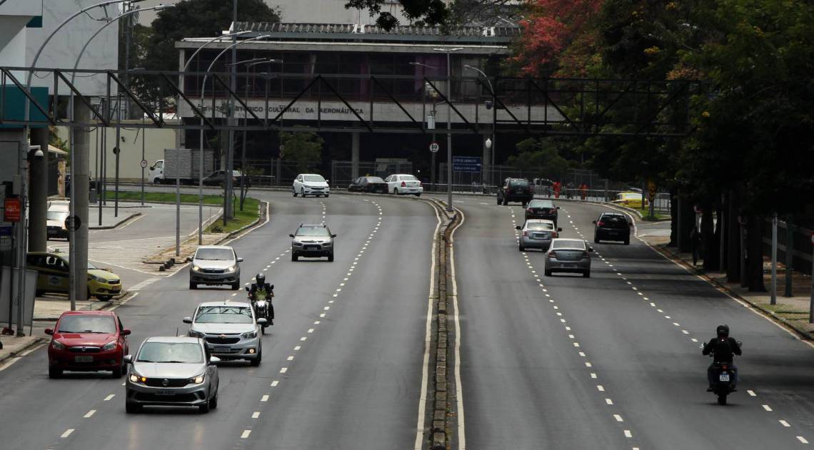 Rio - 07/10/2020 - Problemas com asfalto liso e buracos pela cidade. Na foto, asfalto escorregadio e buracos na Avenida General Justo. .        Fotos: Estefan Radovicz / AgÃªncia O Dia  
      Byline