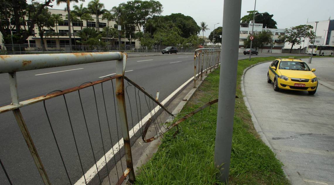 Rio - 07/10/2020 - Problemas com asfalto liso e buracos pela cidade. Na foto,grades quebradas, asfalto escorregadio e buracos na Avenida General Justo. .        Fotos: Estefan Radovicz / Agência O Dia  
      Byline