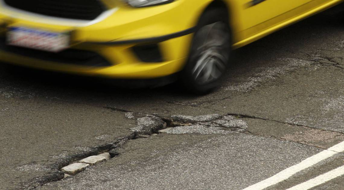 Rio - 07/10/2020 - Problemas com asfalto liso e buracos pela cidade. Na foto, AlÃ©m  do asfalto escorregadio do Aterro do Flamengo, muitos buracos tambem.        Fotos: Estefan Radovicz / AgÃªncia O Dia
      Byline
