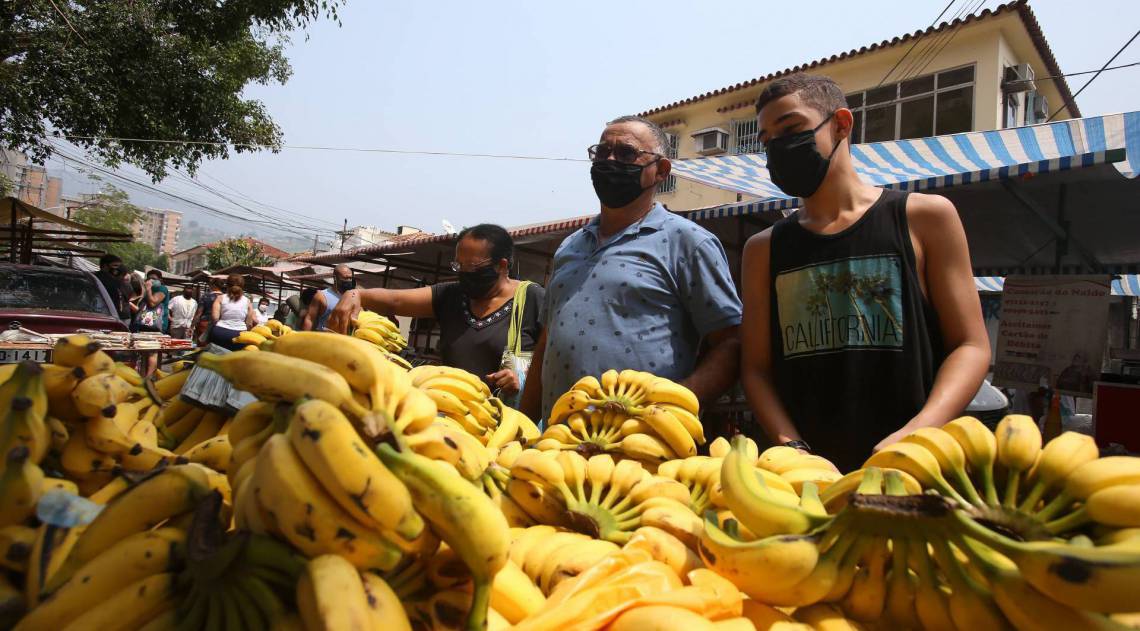 Livre de Vila Isabel - à preço de banana - na foto o sr. Sebastião Antonio.