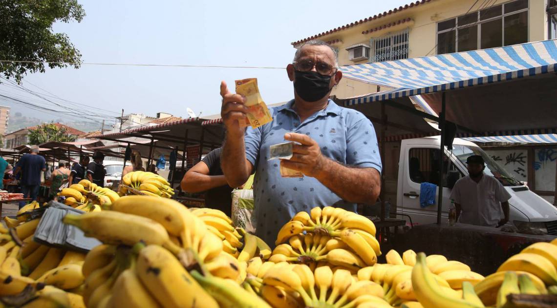 Livre de Vila Isabel - à preço de banana - na foto o sr. Sebastião Antonio.