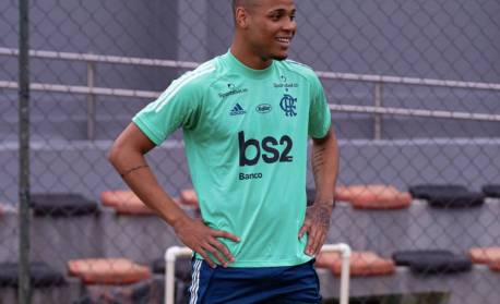 Flamengo fica a uma partida de receber verba extra por zagueiro