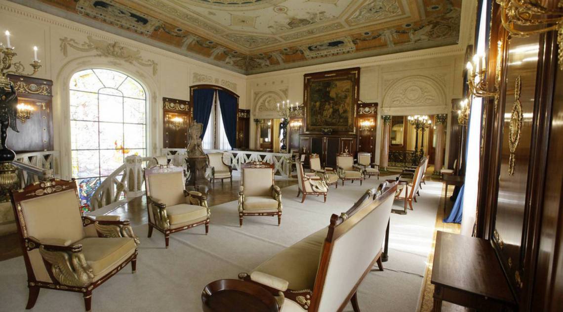 Alunos da oficina de restauro mobiliário visitam Palácio Laranjeiras durante a aula inaugural