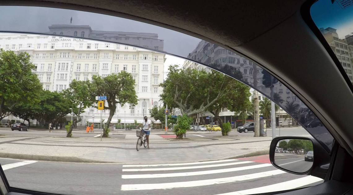 Com quase um s&eacute;culo de hist&oacute;ria, o Copacabana Palace &eacute; captura certa no olhar de quem passa pelo bairro