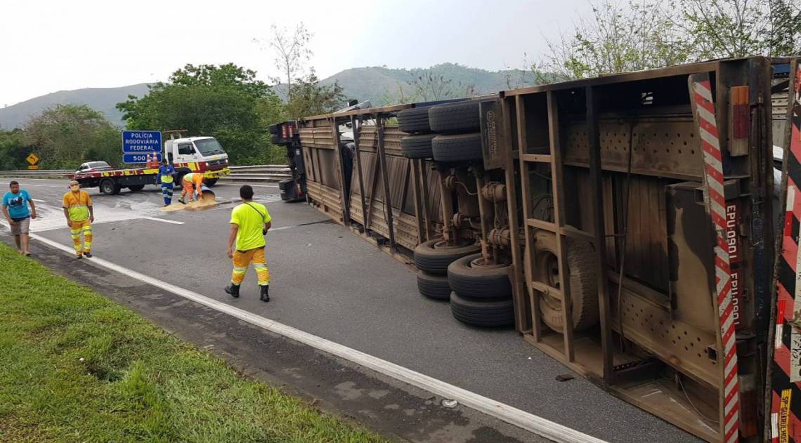 Caminh&atilde;o tomba em Pira&iacute; - Reprodução