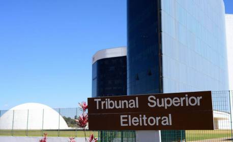 TSE já aceita atender a questionamentos e reduzir clima tenso com militares