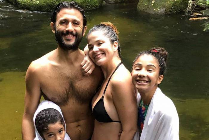 Samara Felippo comemora aniversário ao lado das filhas, Alícia e Lara, e do namorado, Elídio Sanna - Reprodução Internet