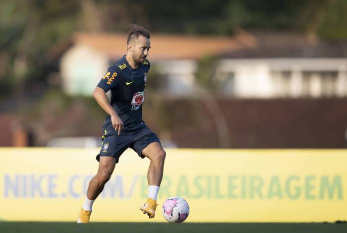 Everton Ribeiro treina na Seleção e espera ficar por muito tempo