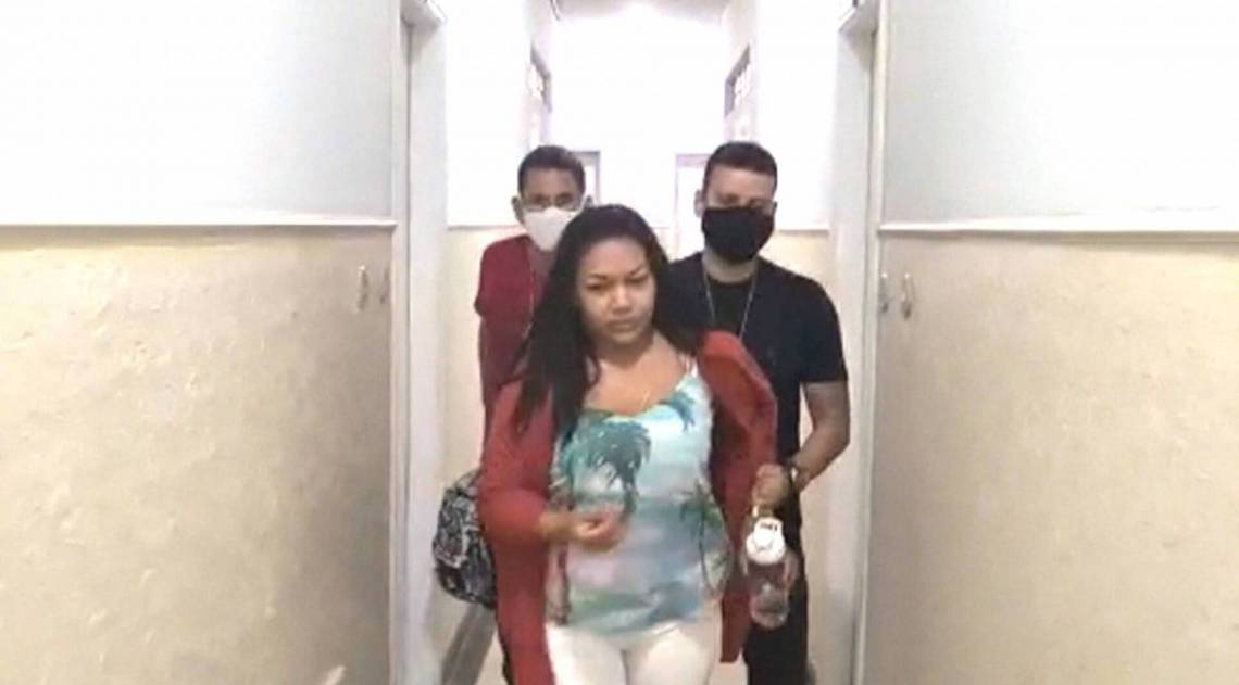 A cuidadora Vera Lúcia Ribeiro da Silva chega à delegacia - Reprodução / TV Globo