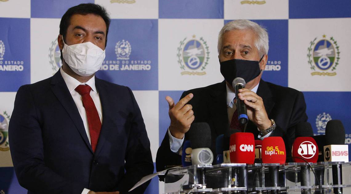 Rio de Janeiro - RJ  - 09/10/2020 - Geral - Rede estadual volta as aulas presenciais no dia 19 de outubro, anuncia governo. Retorno so e valido para alunos do 3 ano do Ensino Medio. Outras series ainda nao tem previsao de reinicio. O governo do estado anunciou na manha desta sexta-feira, no Palacio Guanabara, em Laranjeiras, zona sul do Rio, que a volta as aulas presenciais na rede estadual de ensino sera no dia 19 de outubro - na foto, governador em exercicio, Claudio Castro e o Secretario estadual de Educaçao, Comte Bittencourt -  Foto Reginaldo Pimenta / Agencia O Dia