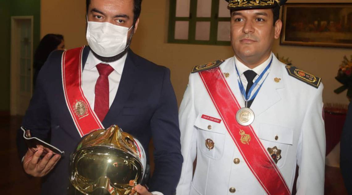 Cláudio Castro e Leandro Monteiro durante cerimônia