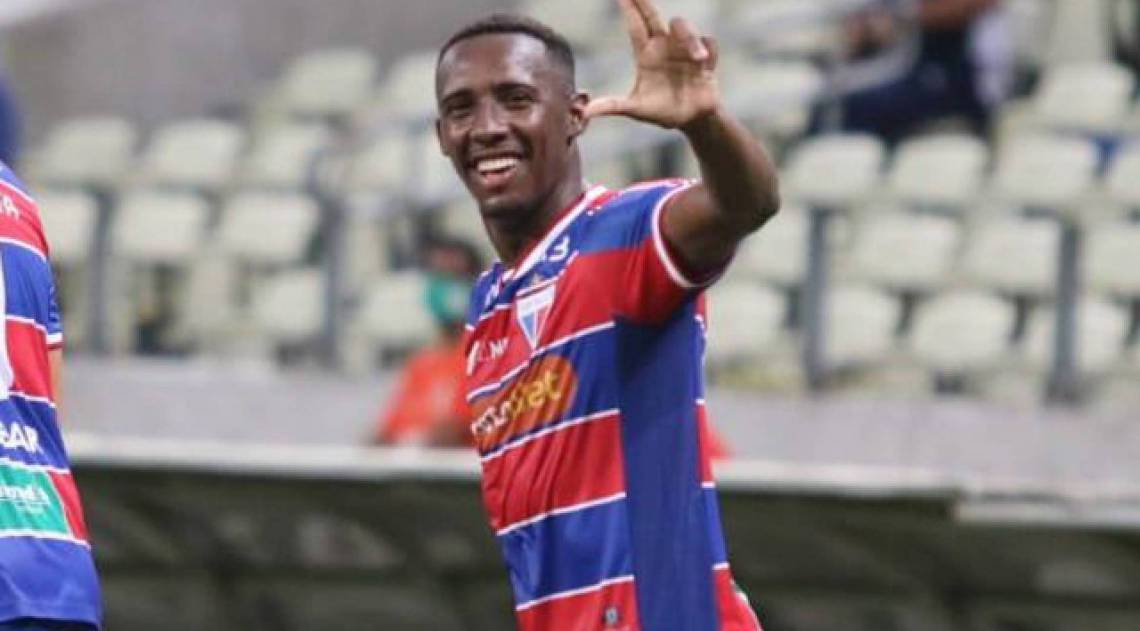 Yuri CÃ©sar comemorando gol com a camisa do Fortaleza