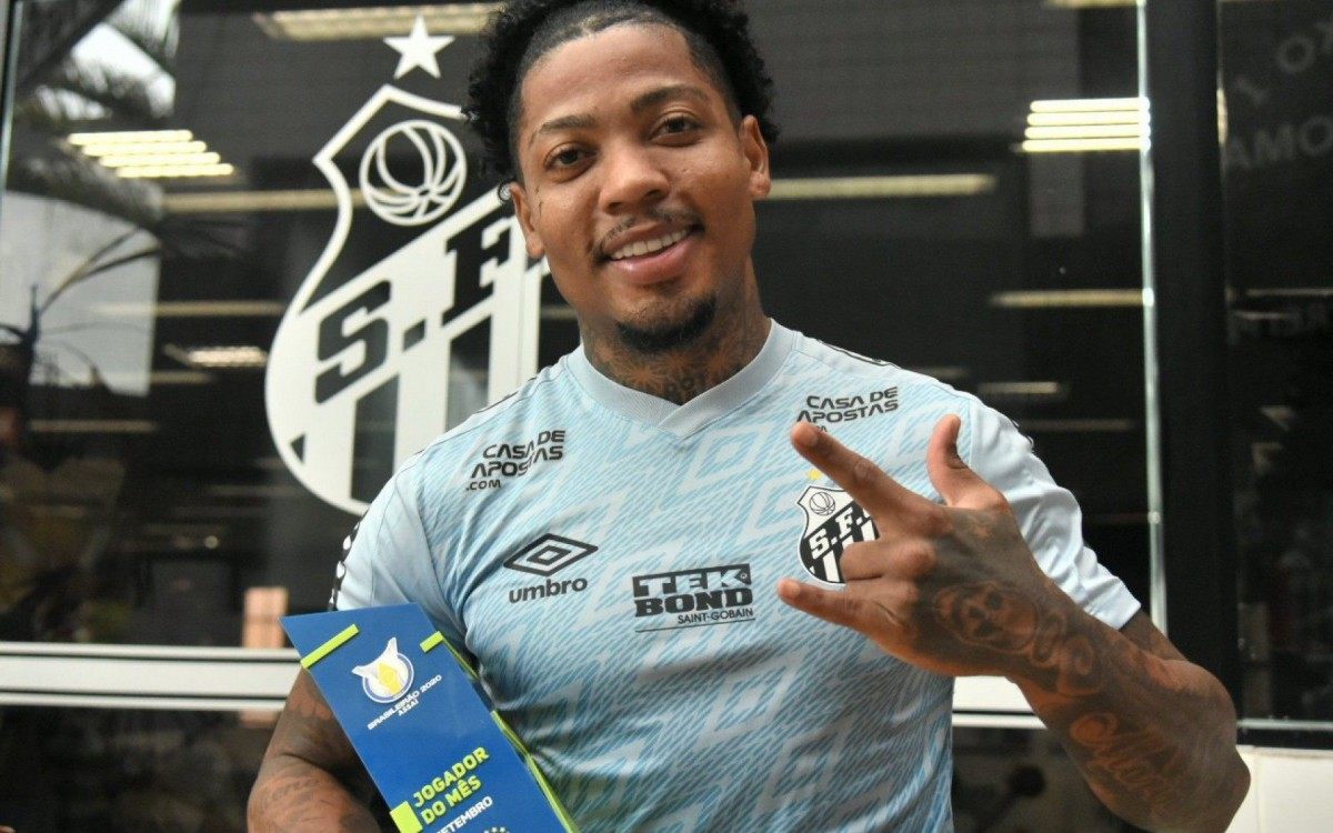 Marinho segura o prêmio de melhor jogador do mês no Brasileirão - Reprodução/Twitter Brasileirão