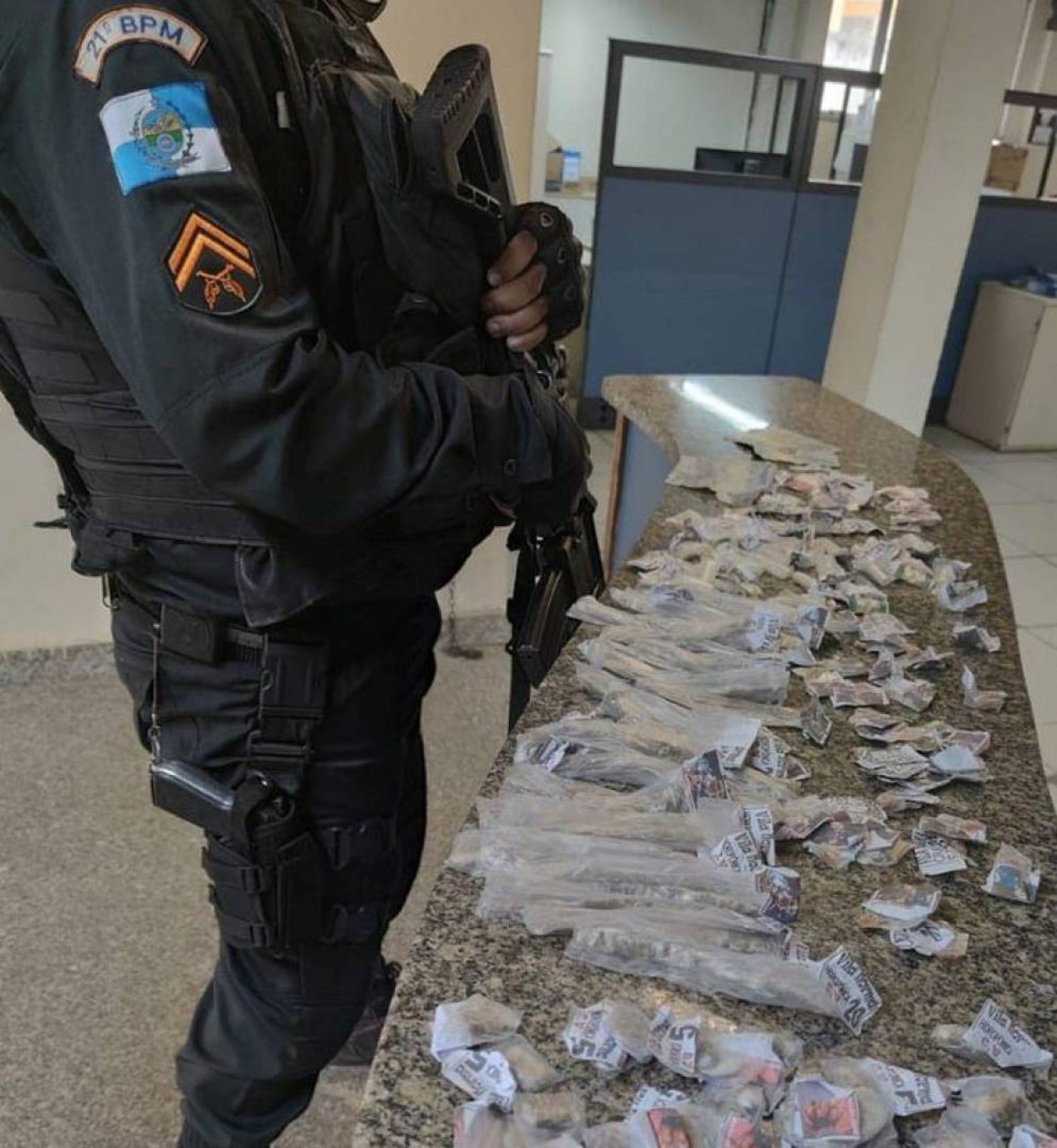 Foram apreendidos 30 pinos de cocaína, 55 trouxinhas de maconha e pedras de crack.   - Divulgação/ 21ºBPM